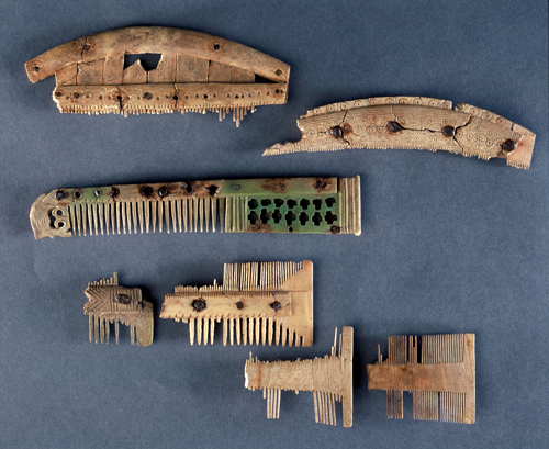 Sélection de peignes en os, bois de Cervidés et ivoire (Ve - XVIIIe siècles). Fouilles UASD. [© J. Mangin]